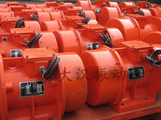 YZS振動(dòng)電機(jī)：加裝防護(hù)外殼，密封性強(qiáng)不易損壞。
