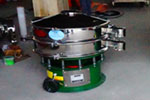 800型單層三次元振動(dòng)篩，產(chǎn)量可達(dá)800kg/h。